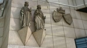 Wappen und Stadtpatronen am Rathaus Essen