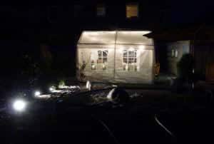 Gartenmöbel bei Nacht